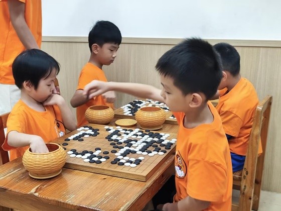 在棋盤上，執(zhí)掌風(fēng)云變化的小棋手_副本.jpg