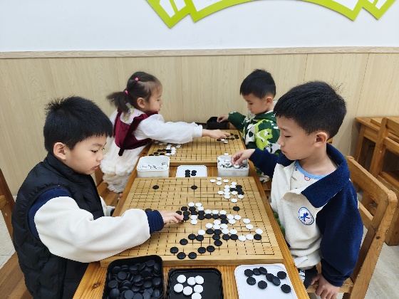 4、小棋手們兩兩對(duì)坐，眼神專注，正在認(rèn)真的思考每一步落子呢_副本.jpg