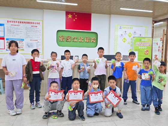 4、在本周，棋院給在上周獲得全勤的小棋手頒發(fā)了獎(jiǎng)狀和小禮物_副本.jpg