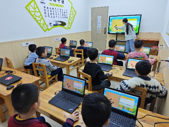 5、一起來看看我們?cè)诙嗝襟w課室上課的小棋手們的上課表現(xiàn)吧_副本.jpg