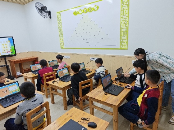 4、也就是從本周開始我們可以使用多媒體課室上課啦，所以我們本周的照片分享選擇的也是小棋手們使用多媒體課室上課的一些照片~_副本.jpg