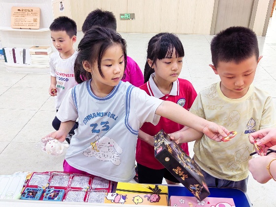3、為了迎接節(jié)日的到來，我們?cè)诒局艿闹苣┡e行了一個(gè)少量積分兌換禮物的小活動(dòng)_副本.jpg