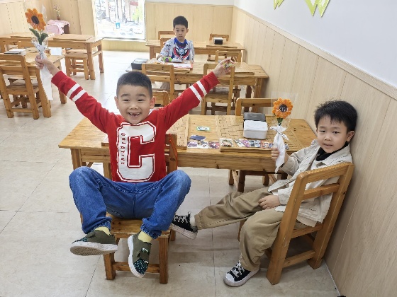 6、其中，棋院在發(fā)放小禮品時(shí)，給咱們小棋手們拍攝了一些照片，一起來看看吧~_副本.jpg